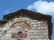 Άγ. Νικόλαος Μεσοποτάμου: Η αετωματική απόληξη της στέγης στο νότιο άκρο της δυτικής πλευρά του βυζαντινού ναού
