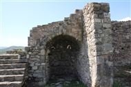 Το ανοικοδομημένο ΒΔ τμήμα της παλαιάς οχύρωσης του Αγ. Νικολάου δίπλα στην αρχαιολογική αποθήκη