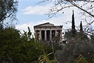Το «Θησείο» με τους έξι δωρικούς κίονες στην πρόσοψη (λήψη από την αρχαία Αγορά των Αθηνών)
