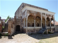Το Γενί Τζαμί της Μυτιλήνης: η πρόσοψη του τζαμιού με τη στοά και τους μαρμάρινους κίονες