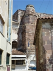 Το Γενί Τζαμί της Μυτιλήνης: η βάση του μιναρέ με την κόκκινη μικρασιάτικη πέτρα
