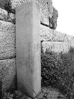 Μαρμάρινος όρος (αρχαίο ορόσημο) με την επιγραφή «ΟΡΟΣ ΚΕΡΑΜΕΙΚΟΥ»