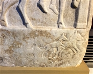 «Ραιδεστός - Θεσσαλονίκη» έκθεση στο ΑΜΘ: Λεπτομέρεια στην επιτύμβια στήλη του Ήρωα-Ιππέα της Αυτοκρατορικής εποχής από την Αν. Θράκη