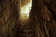Πύθιο / το βυζαντινό Εμπύθιον (Αύγ. του 1982): Τα σκαλοπάτια στο εσωτερικό του κεντρικού πύργου του Κάστρου του κυρ Ιωάννη του Καντακουζηνού