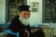 Στην Πάνδροσο του Νομού Ροδόπης (Αύγουστος 1982). Ο παπάς του χωριού σε ταβέρνα.