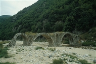 Η μεγάλη πέτρινη γέφυρα στον ποταμό Κομψάτο (Νότιες πλαγιές Ροδόπης), τον Αύγουστο του 1982