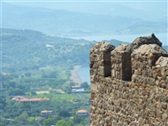 Θέα που σου κόβει την ανάσα πάνω από τους προμαχώνες του Κάστρου του Μολύβου
