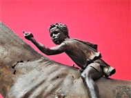 ΕΑΜ. Ο θρίαμβος της κίνησης: Χάλκινο άλογο με αναβάτη, από το Ναυάγιο του Αρτεμισίου (γύρω στα 140 π.Χ.), λεπτομ.
