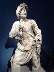 ΕΑΜ. Μαρμάρινο ακρωτηριασμένο άγαλμα με μεγάλες φθορές από το Ναυάγιο των Αντικυθήρων, Ελληνιστική εποχή