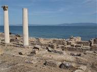 Στην φοινικική πόλη Θάρρος / Tharros της Σαρδηνίας: Οι αναστηλωμένοι κίονες κορινθιακού ρυθμού της Ρωμαϊκής εποχής