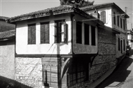 Στο Σουφλί (το 1995): Κτισμένο το 1883, το αρχοντικό του γιατρού, λόγιου και πολιτικού Κωνσταντίνου Κουρτίδη έχει μετατραπεί σε Μουσείο Μετάξης
