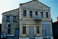 Μεταξάδες Έβρου (Ιούλιος του 1995): Το κτήριο του 1910 στην πλατεία του χωριού