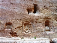 Στο Φαράγγι της Πέτρας: Ανεικονικά μνημεία των Ναβαταίων λαξευμένα στους βράχους