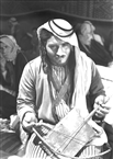 Βεδουίνος παίζει δίχορδη ραμπάμπα, κρατώντας στο δεξί του χέρι το δοξάρι