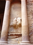 Πέτρα, στην πρόσοψη του «Θησαυρού» (λεπτ.): Άνδρας με άλογο, ίσως ένας από τους Διόσκουρους