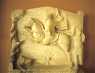Αρχ. Μουσείο Κομοτηνής: «ΙΑΣΩΝ», ένα από τα επίθετα του θεού-Ιππέα (γνωστού ως «Θράκα» Ιππέα)