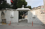 Άγιος Δημήτριος Ταταούλων: η είσοδος του εκκλ. συγκροτήματος (λήψη από τον δρόμο) το 2007