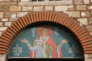 Το σύγχρονο ψηφιδωτό στο υπέρθυρο της εισόδου στον Άγιο Δημήτριο Ταταούλων (κοντινό)