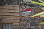 Αρμένικη εκκλησία Τιμίου Σταυρού στο Κουρούτσεσμε (το 2022): Η πινακίδα του δρόμου «Kırbaç Sokağı» στον ψηλό μαντρότοιχο του εκκλ. συγκροτήματος