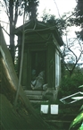 Ρωμαίικο Κοιμητήριο Ορτάκιοϊ (το 1999): Μαρμάρινο ταφικό μνημείο που χρησιμοποιείται σαν αποθηκευτικός χώρος