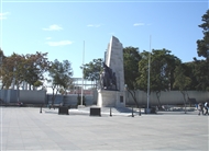 Το γλυπτό μνημείο για τον Μπαρμπαρόσα στο Μπαρμπαρός Μεϊντάνι (μακρινή άποψη, Οκτ. του 2009)