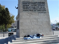 Ένα ηλιόλουστο μεσημέρι του Οκτωβρίου του 2009 στο μνημείο του Μπαρμπαρόσα