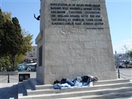 Ένα ηλιόλουστο μεσημέρι του Οκτωβρίου του 2009 στο μνημείο του Μπαρμπαρόσα