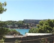 Θέα από το Εκκλης. Ορφανοτροφείο Βουλιαγμένης (Αυγ 2017): Ο κόλπος της Βουλιαγμένης και το ξενοδοχείο «Αστέρας» στην άκρη του Λαιμού