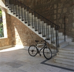 Εκκλησιαστικό Ορφανοτροφείο Βουλιαγμένης: Στην είσοδο του κεντρικού περιπτέρου (26 Αυγ 2017)