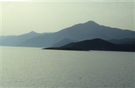 Από τα νότια παράλια της Σάμου (τον Ιούνιο του 1991): Ο Επταστάδιος Πορθμός και το ιερό όρος Μυκάλη / τουρκ. Dilek Daği απέναντι