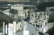 Έφεσος (Μάρτιος του 1997): Η αναστηλωμένη Βιβλιοθήκη του Κέλσου, ένα αρχιτεκτονικό αριστούργημα της εποχής του Αδριανού