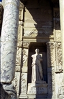 Έφεσος (1997): «ΣΟΦΙΑ ΚΕΛΣΟΥ» η προσωποποίηση της Σοφίας στην αναστηλωμένη Βιβλιοθήκη του Kέλσου