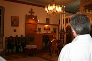 Άγ. Ανάργυροι Μπαλουκλί (το 2007): Στα αριστερά στασίδια μέλη της διοίκησης του Γηροκομείου και γέροντες