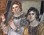 Ψηφιδωτό δάπεδο από το Μαριαμίν (τέλη 4ου αι.;): Η κοκκινομάλλα αυλητρίδα και η καστανομάλλα (κοντινό)