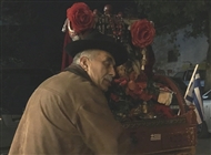 Λατερνατζής αγκαλιά με τη λατέρνα του στα Παλαιά του Βόλου (φθινοπωρινό βράδυ του 2017)