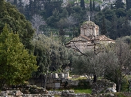 Λήψη από το ναό του Ηφαίστου (το «Θησείο») προς την Αρχαία Αγορά, όπου διακρίνεται ο βυζαντινός ναός των Αγίων Αποστόλων του Σολάκη σε πρώτο πλάνο