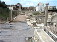 Αλεξάνδρεια, Κομ ελ-Ντίκα: η οδός με τους γρανιτένιους κίονες που συνδέει το Θέατρο με το πανεπιστημιακό συγκρότημα