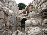 Ο διάδρομος και ο αναλημματικός τοίχος στο Θέατρο της Αλεξάνδρειας (Φεβρ. του 2012)