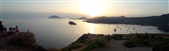 Ο Σαρωνικός από το Σούνιο: Καλοκαιρινό ηλιοβασίλεμα και πλήθος κόσμου, πολλά και τα αγκυροβολημένα πλεούμενα (Ιούνιος 2019)