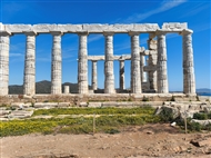 Οι λευκοί δωρικοί κίονες του ναού του Ποσειδώνα, ανάμεσα σε ουρανό και θάλασσα, έδωσαν το όνομα «Κάβο Κολώνες» στο Σούνιο