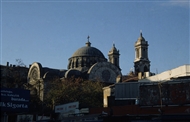 Κ/Πολη (το 1999): Το επιβλητικό μέγεθος της Αγίας Τριάδας δεν μπορεί να κρυφτεί από τις διαφημίσεις του Ταξίμ