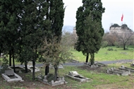 Τάφοι και πίσω τα βυζαντινά Τείχη