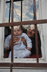 Άγιος Γεώργιος Εντιρνέκαπου: Το τρίτο παιδί του φύλακα με τη μητέρα του στο παράθυρο του σπιτιού τους (το 2008)