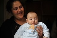 Στον Άγιο Γεώργιο Εντιρνέκαπου: Η γυναίκα του φύλακα με το μωρό τους (το 2008)