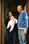 Στον Άγ. Γεώργιο Εντιρνέκαπου: Ο φύλακας Γιουσούφ, η γυναίκα του και ο μικρούλης Γεώργιος μπροστά στην πόρτα του σπιτιού τους