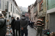 Κουρτουλούς (Ταταύλα) Νοέμβριος 2008: Κυριακάτικο παζάρι έξω από την Ευαγγελίστρια (διακρίνεται αριστερά)