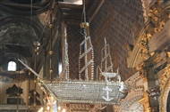 Φωτισμένο καράβι-πολυέλαιος του 1904 στον ναό της Ευαγγελίστριας Ταταούλων