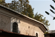 Άγιος Γεώργιος o Κυπαρισσάς (το 2008): Το πάνω μέρος της πρόσοψης του ναού στο επίπεδο του γυναικωνίτη