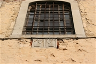 Άγ. Κωνσταντίνος στα Ψωμαθειά το 2008: Το κεντρικό παράθυρο στο αέτωμα της δυτικής εξωτ. πλευράς του ναού και το λιθανάγλυφο του 1805 με τον Σταυρό