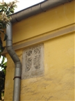 Ενεπίγραφη πλάκα με σταυρό σε εξωτ. τοίχο του Αγίου Μηνά